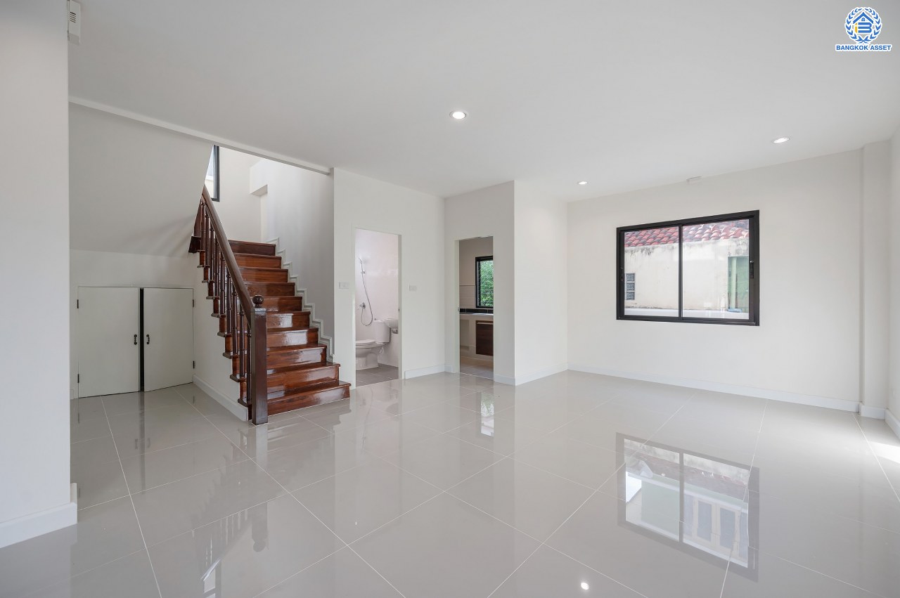 บ้านมือสองตกแต่งใหม่ แบรนด์ Q.House โครงการ ลัดดารมย์ ปิ่นเกล้า เนื้อที่ 53.1 ตร.ว. พื้นที่ใช้สอย 211.5 ตร.ม. ฟังก์ชันจัดเต็ม 3 ห้องนอน 2 ห้องน้ำ จอดรถได้ 2 คัน บนทำเลศักยภาพ ใกล้เซ็นทรัลเวสต์เกต, วงเวียนพระราม5, ทางด่วน "กาญจนาภิเษก" และรถไฟฟ้า "สถานีตลาดบางใหญ่"